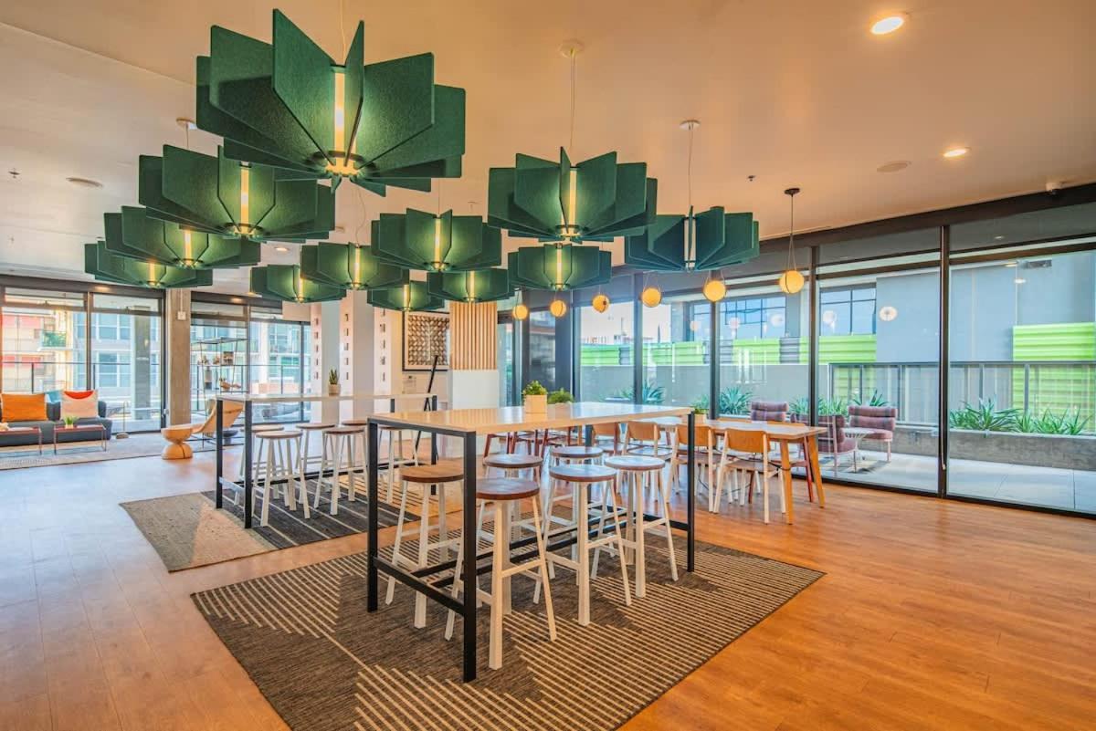 Appartamento Detailed 2Bd, Highrise Dt, Pool, Gym, Parking, Sleeps 8 Phoenix Esterno foto