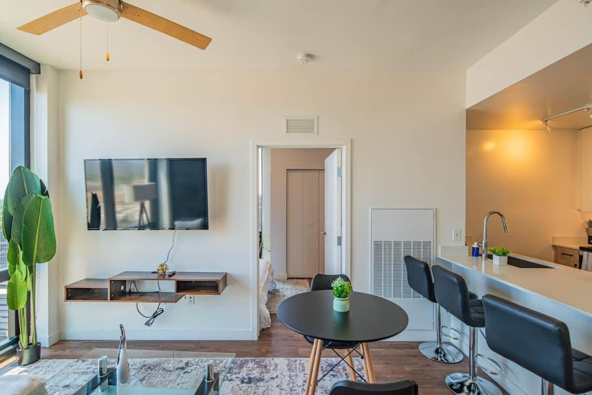 Appartamento Detailed 2Bd, Highrise Dt, Pool, Gym, Parking, Sleeps 8 Phoenix Esterno foto
